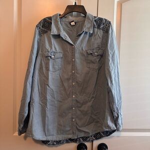Torrid Women’s Size 3 Blue Denim Button Down Shirt Top Blouse w/ Tribal Pattern